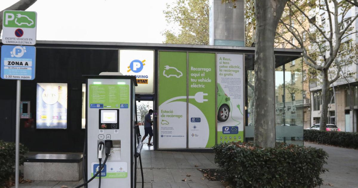 Estación de carga de vehículos eléctricos - Servei Estació