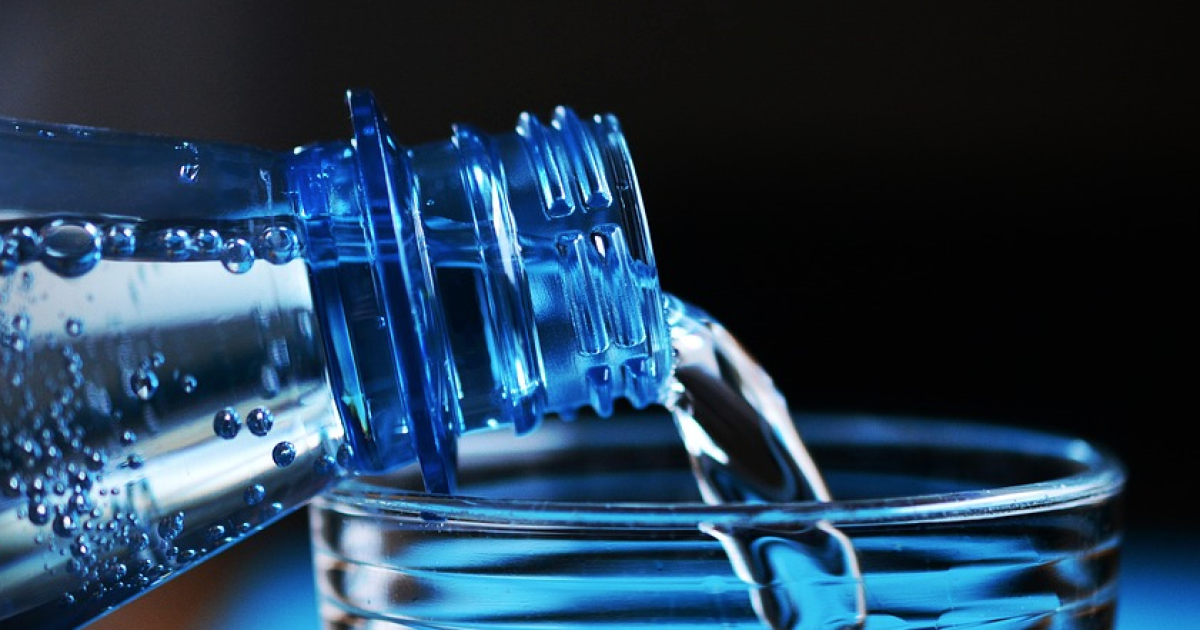 Las botellas de agua contienen nanoplásticos que pueden llegar a los órganos